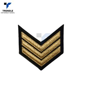 Épingles de sécurité personnalisées de haute qualité, écologiques, réutilisables, brodées de 3 bandes dorées, tendance internationale - Product Image 1