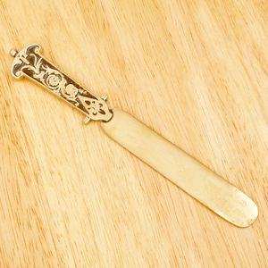 Cuchillo para Mantequilla de Latón Estilo Antiguo, Espátula Multiusos para Mantequilla, Queso, Mermelada y Pan, Herramienta de Cocina Hecha a Mano, Duradera, con Acabado Premium - Product Image 1