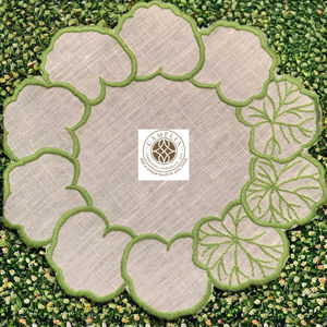 Servilleta de lino para cóctel con bordado de hojas verdes, formas orgánicas suaves que aportan un toque botánico fresco a la mesa. - Product Image 3