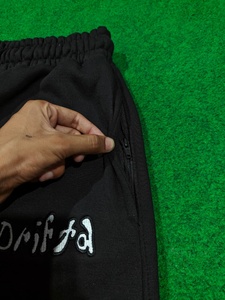 Pantalon homme en tissu peigné 100% coton premium, 400 GSM, anti-boulochage, respirant, couleur noire, avec revers personnalisés et plis sur le devant - Product Image 3