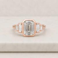 Bague en or rose avec diamant taille émeraude et pierres latérales, bague de fiançailles de luxe pour femme
