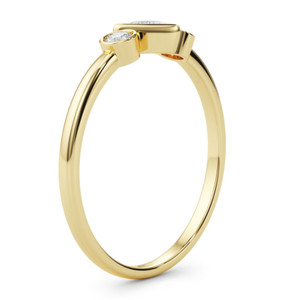 Anillo de tres piedras con diamantes talla trillón y talla redonda engastados en bisel - Product Image 3