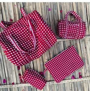 Sac de voyage matelassé en coton à carreaux rouges VEER HANDIRCRAFTS avec fermeture éclair, sac de sport et sac fourre-tout léger et écologique, grand format - Product Image 1