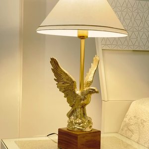 Lampe de table Aigle doré de luxe avec sculpture d'aigle en vol détaillée sur base en bois, lampe décorative élégante avec tissu blanc - Product Image 5