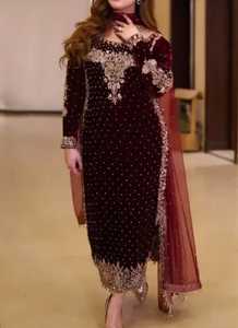 Nueva llegada de moda para mujer: Shalwar Kameez de terciopelo bordado de Pakistán e India a precio de mayoreo. - Product Image 4