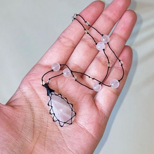 สร้อยคอทำมือจากโรสควอตซ์ร้อยเชือกแบบมาคราเม่ ประดับลูกปัดรูปหยดน้ำ คริสตัลบำบัด สำหรับผู้หญิง เหมาะสำหรับเป็นของขวัญ - Product Image 1