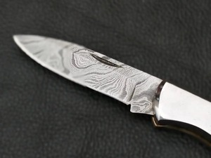 Cuchillo plegable utilitario hecho a mano con hoja recta de estilo Drop Point, mango de resina y acero de Damasco, y funda de cuero. - Product Image 3