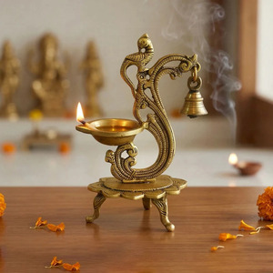 Diya de Latón con Diseño de Pavo Real Tallado Estilo Art Deco Étnico con Campana para Diwali, Hermosa Lámpara de Aceite con Forma de Pavo Real a Precio de Mayoreo Económico - Product Image 6