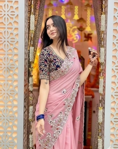 Sari en soie mélangée et velours brodé KV, style Bollywood (rose) - Product Image 1