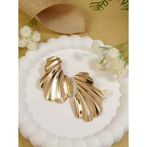 ต่างหูแฟชั่นแบบติดหูสีทอง ดีไซน์เก๋ไก๋แบบห้อย - Product Image 5