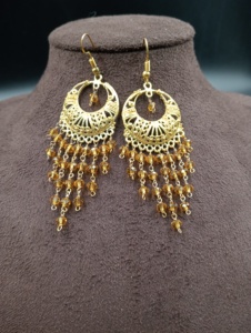 ต่างหูระย้าประดับคริสตัลและเพชรเทียมชุบทองคำ ดีไซน์คลาสสิกจาก Amaira Jewels ของขวัญสำหรับผู้หญิง เครื่องประดับสไตล์ดั้งเดิมแบบชาติพันธุ์ สื่อถึงความสงบสุข - Product Image 2