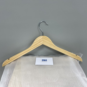 Cintres en bois durables et écologiques en bois de pin à un seul niveau pour armoire et salon, vente en gros de vêtements - Product Image 5