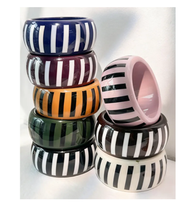 Ensemble de bracelets en résine céramique de qualité supérieure, motif géométrique rayé, multicolore, bijoux unisexes tendance et élégants pour femme - Product Image 1