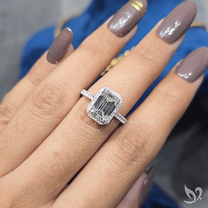 แหวนเพชรทรงเหลี่ยมมรกต 3 กะรัต เพชรเลี้ยงในห้องปฏิบัติการ ประดับเพชรรอบวง ทองคำขาว รับรองโดย IGI แหวนหรูสำหรับงานแต่งงานและวันครบรอบ - Product Image 3