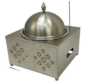 Plat de service élégant carré mat avec base métallique et couvercle rond en verre, chauffe-plat pour présentation haut de gamme en restauration - Product Image 1