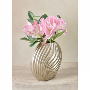 Vase à fleurs moderne en aluminium sculptural, design côtelé, argenté, centre de table décoratif pour mariages et hôtels - Product Image 1