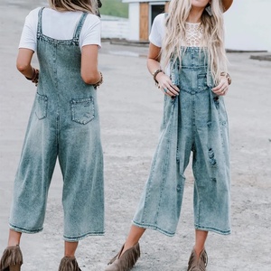 Salopette en jean délavé pour femme, coupe ample, taille haute, longueur mi-mollet, avec poches - Product Image 1