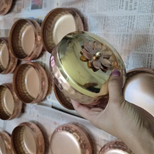 Cuenco de cobre martillado para frutos secos con tapa, caja/frasco dorado para dulces, ideal como regalo de agradecimiento o para fiestas de Diwali. - Product Image 1