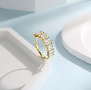 Anillo de Plata de Ley con Zirconia Cúbica Corte Baguette, Diseño de Media Eternidad Infinita, Engaste de Puntas, Chapado en Oro/Plata, Lujoso para Boda - Product Image 1