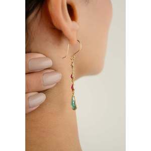 Boucles d'oreilles pendantes géométriques en platine avec diamants, rubis, émeraudes et perles - Product Image 5