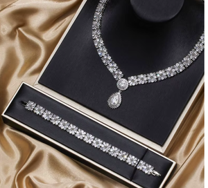 Conjunto de Joyería Nupcial: Collar, Pendientes y Pulsera de Zirconia con Baño de Rodio en Latón, en Caja de Regalo para Bodas y Fiestas - Product Image 3