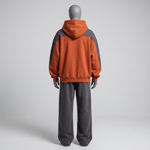 Conjunto Deportivo Oversize Gris Naranja para Hombre, Sudadera con Bolsillos Gris Oscuro, Pantalones Anchos Gris Oscuro, Paneles Laterales Naranja, Logotipo Varsity Blanco, Conjunto de 2 Tonos - Product Image 2