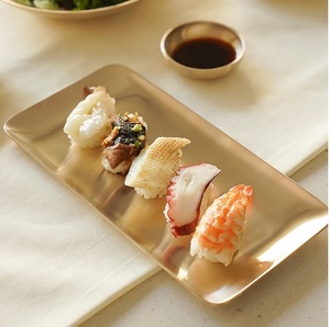 Bandeja rectangular de latón con acabado dorado pulido para presentación de comida de estilo oriental - Product Image 1