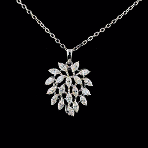 Colgante de diamantes con diseño de racimo de hojas brillantes, con motivos de hojas intrincados y diamantes brillantes que capturan la luz. - Product Image 1