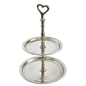 Support à gâteau décoratif pour la maison, en aluminium artisanal, avec texture martelée et poignée en forme de cœur, vente en gros - Product Image 1