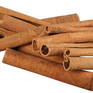 Assiette de légumes marinés à la cannelle de Cassia entière, canard aux épices parfumées, ingrédients alimentaires / ANNA DO VILACONIC - Product Image 1