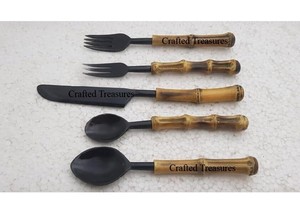 Juego de cubiertos de diseño tradicional de 5 piezas con mango de bambú, cubiertos de acero inoxidable, vajilla duradera para bodas en Crafted Treasures. - Product Image 4