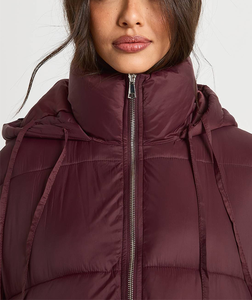 Veste matelassée ODM North Burgundy, résistante à l'eau, avec capuche amovible, motif personnalisé, pour voyager en hiver, veste en duvet pour femmes - Product Image 1