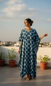 Vestido Kaftán Maxi Boho de Algodón Tie-Dye Hecho a Medida, Lavable y Ecológico, con Cuello en V y Cordones de Contraste para Clientes de Boutique - Product Image 6