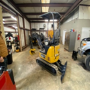 Mini-excavatrice John Deere 17G, polyvalente et robuste, conçue pour la construction, le transport et les travaux de fondation. - Product Image 2