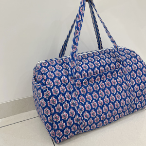 Sac de voyage matelassé en coton fait main, élégant pour femme, sac de week-end avec fermeture éclair, imprimé à blocs, léger, pour la gym/le yoga - Product Image 4