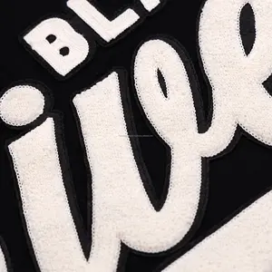 Chaquetas universitarias de béisbol de color negro con retazos de chenilla personalizadas Unisex con mangas de cuero de vaca de lana de la mejor calidad - Product Image 4