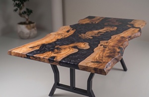 Table à manger moderne en bois massif et résine avec bord naturel, pieds en métal, taille et couleur personnalisables - Product Image 4