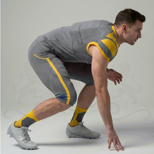 Ensemble d'uniformes de football américain pour hommes, gris et jaune, col en V, manches courtes, respirant, en maille, taille élastique, style ajusté - Product Image 4
