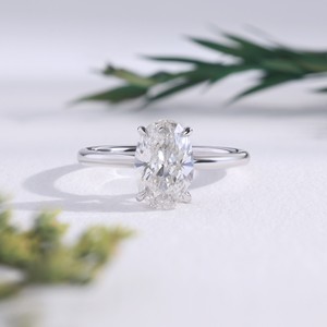 Bague de fiançailles classique de luxe en or blanc avec diamant taille ovale, halo caché et sertissage en panier, bague de mariage solitaire avec diamant rond, cadeau - Product Image 4