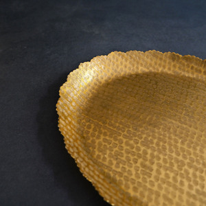 Magnifique plateau de service ovale doré martelé, avec un motif texturé et des bords festonnés délicats, pour servir des aliments et décorer. - Product Image 5