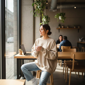 Sudadera de mujer personalizada de invierno, de tejido grueso de 500 g/m², de felpa francesa color avena, corte holgado, oversize, minimalista, de algodón liso. - Product Image 1
