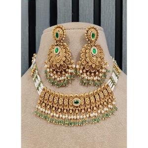 Ensemble collier et boucles d'oreilles en alliage plaqué or sans défaut avec pierres taille émeraude et perles, bijoux de mariage vintage pour femmes - Product Image 1