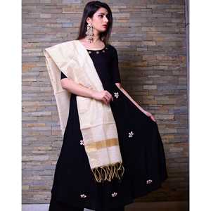 Conjunto de Traje Negro y Dorado Talla XS - Product Image 4