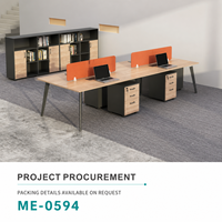 Poste de travail de bureau commercial rectangulaire moderne pour quatre personnes avec dessus imitation bois, écrans orange et meubles de rangement sur pieds