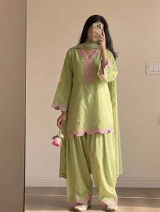 Conjunto de Vestido Tradicional Indio-Pakistaní Largo hasta el Suelo con Bordado de Corazones en Verde y Rosa para Mujer, Corte Holgado, Estilo Casual, Material de Algodón - Product Image 3
