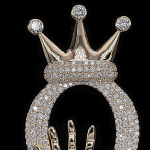 Colgante de Corona Hip Hop con Mano Incrustada en Diamantes, Chapado en Oro de 18K, Joyería Unisex para Uso Diario - Product Image 2
