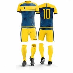 Ensemble d'uniformes de football personnalisés pour hommes, logo personnalisé, maillot et short rayés noir et jaune pour hommes, polyester respirant, toutes saisons, OEM - Product Image 2