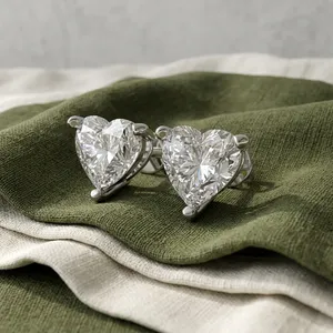 Boucles d'oreilles en diamant taillé en forme de cœur plaquées or pour mariage, fête et cadeau - Product Image 3