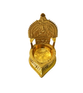 Lampe à huile en laiton Kamatchi Diya gravée, artisanale traditionnelle, support pour Devi Vilakku, Pooja Deepam, pour le temple familial et les festivals du Tamil Nadu - Product Image 1