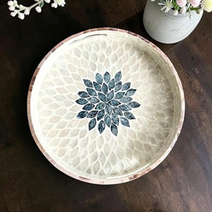 Bandeja decorativa redonda con asa, incrustaciones de nácar natural, estilo escandinavo, bandeja para servir en la mesa de café. - Product Image 4